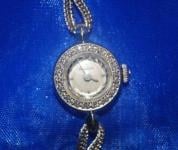 Vintage Ladies Bulova 20 diamonds - 17 Jewels