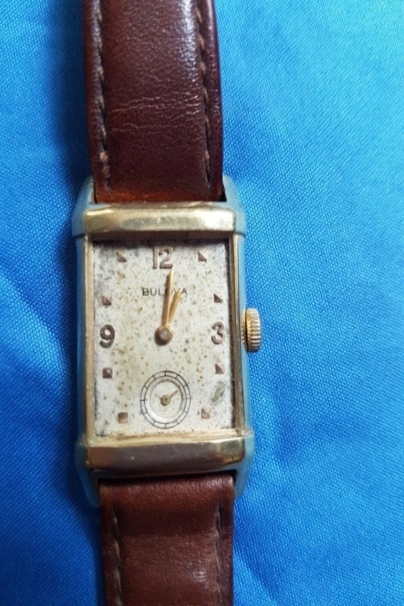 Face Detail 12;3:9 + 8 Squares,6 replaced by Second hand Dial. All in Gold. Swiss Made